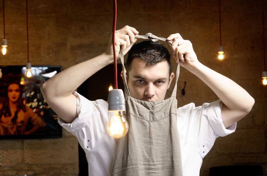 Guillauem Foucault, chef, tablier de cuisine, photo Emmanuel Perrin