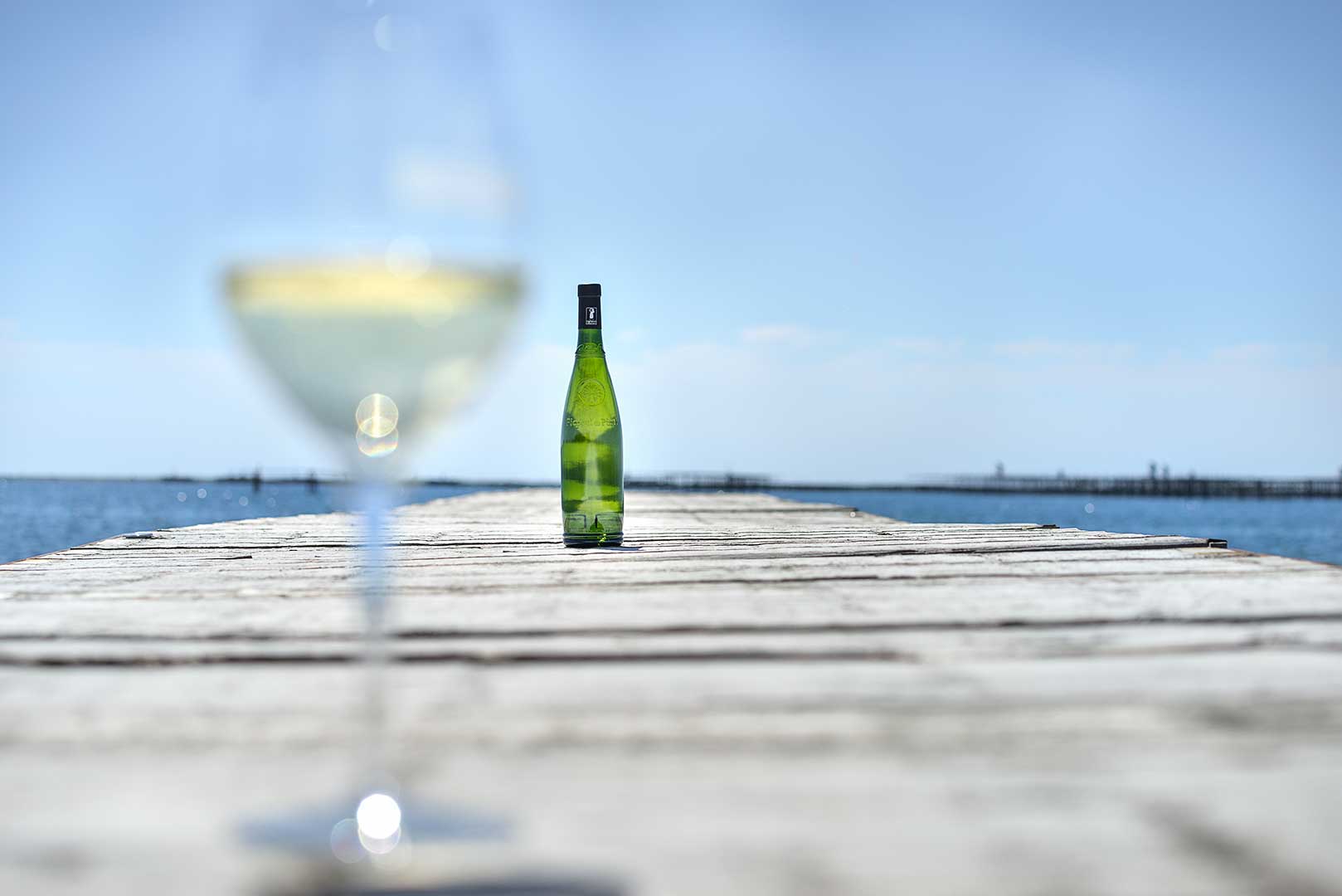 bouteille de vin, mer, étang, verre de vin blanc, Picpoul de Pinet, photo Emmanuel Perrin