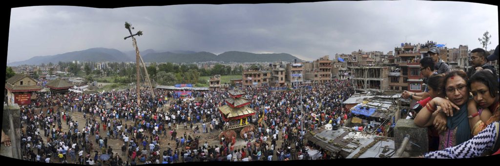 Népal, Bahktapur, panoramique, scène de rue, nouvel an, photo Emmanuel Perrin